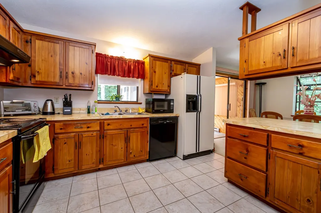 27 Cunningham Drive Derry NH 03038