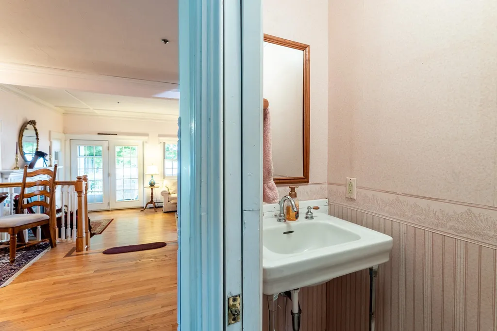 33 Caleb Dyer Lane Enfield NH 03748