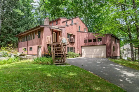 8 Victoria Drive Londonderry NH 03053