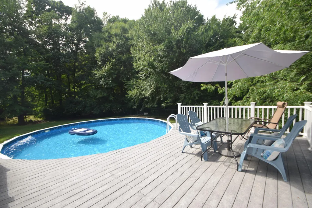 37 Redfield Circle Derry NH 03038