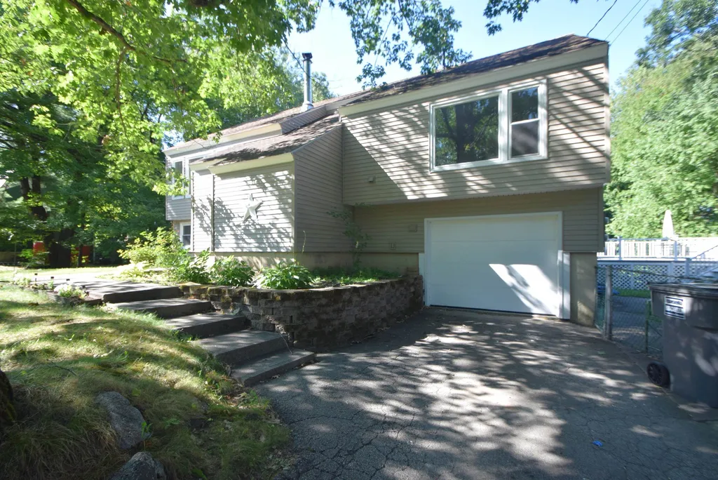 37 Redfield Circle Derry NH 03038