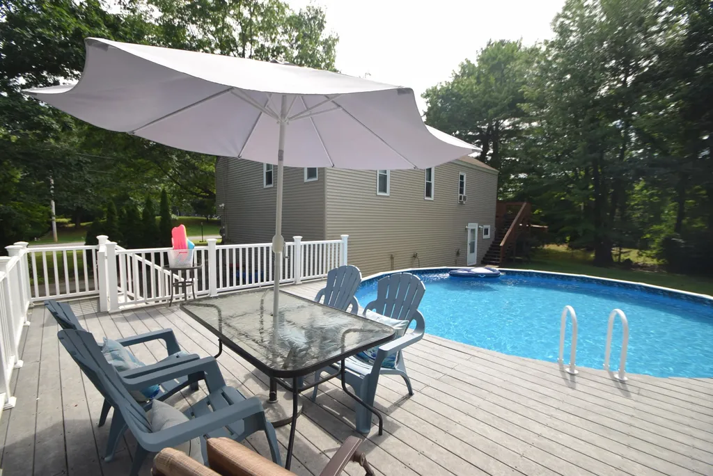 37 Redfield Circle Derry NH 03038