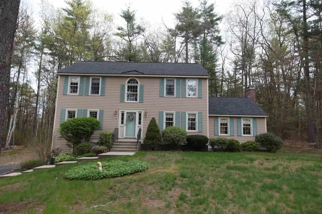 9 Lantern Lane Londonderry NH 03053