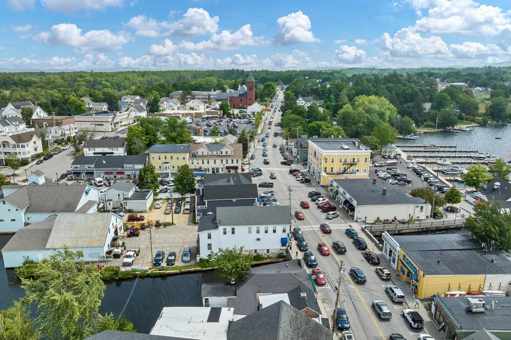 2 South Main Street Wolfeboro NH 03894