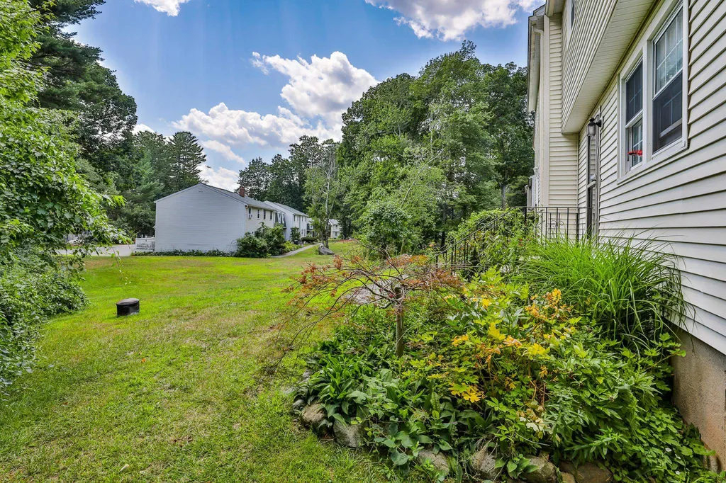 23 Olde Country Village Road Londonderry NH 03053