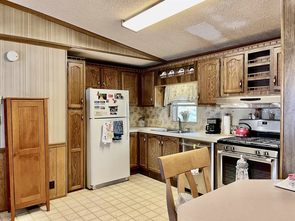 9 Cheryl Street Nashua NH 03062