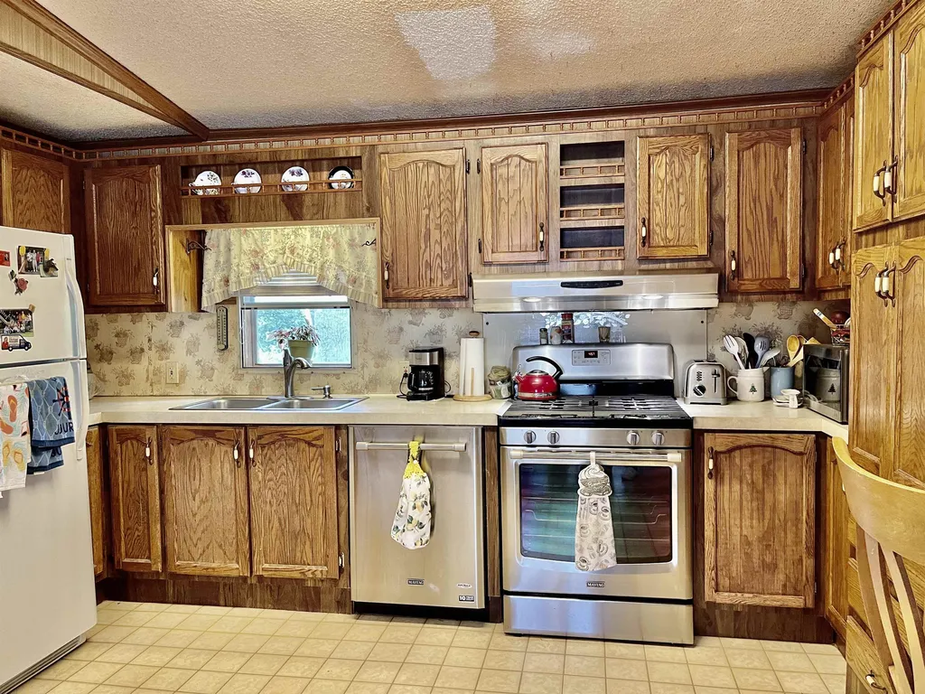 9 Cheryl Street Nashua NH 03062