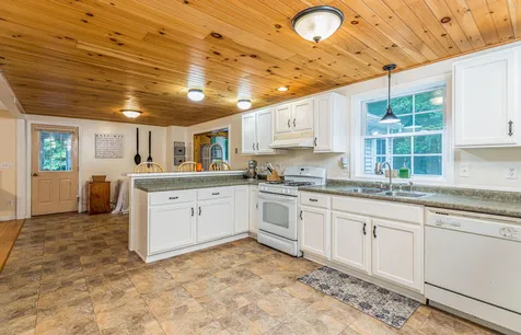 1 Laura Lane Newton NH 03858