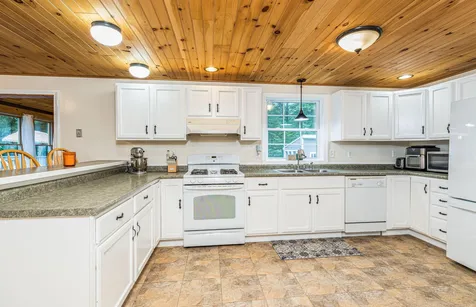 1 Laura Lane Newton NH 03858