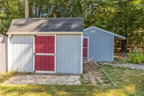 1 Laura Lane Newton NH 03858