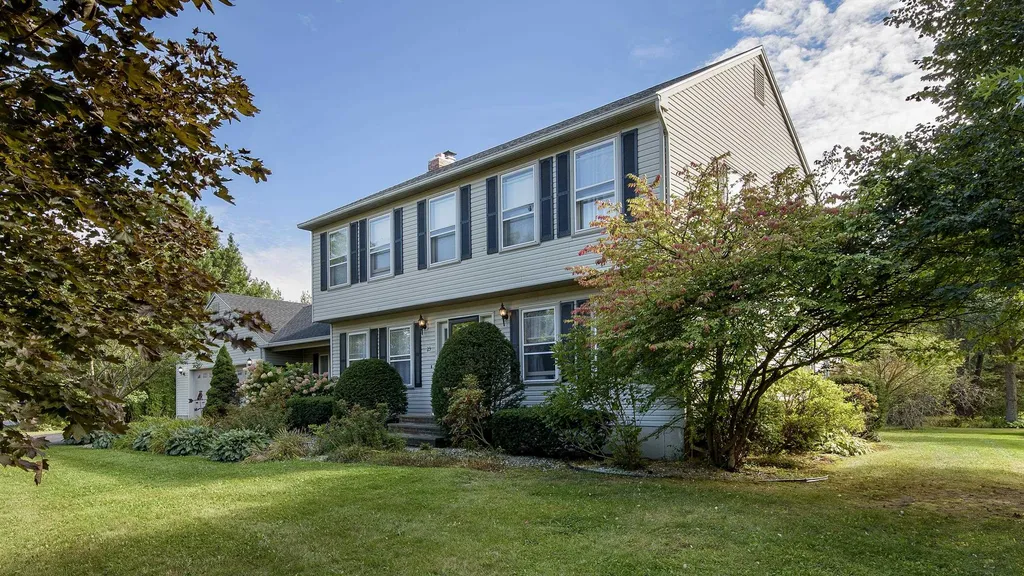 23 Knoll Circle South Burlington VT 05403