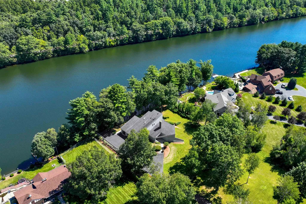 11 Meadowcrest Road Hooksett NH 03106