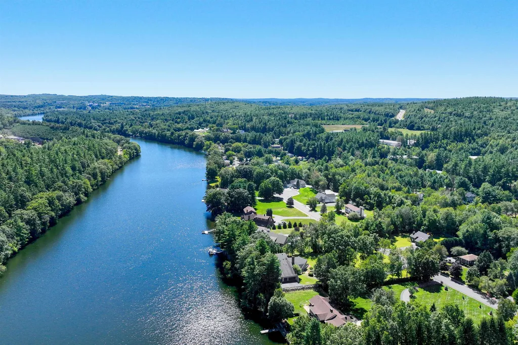 11 Meadowcrest Road Hooksett NH 03106