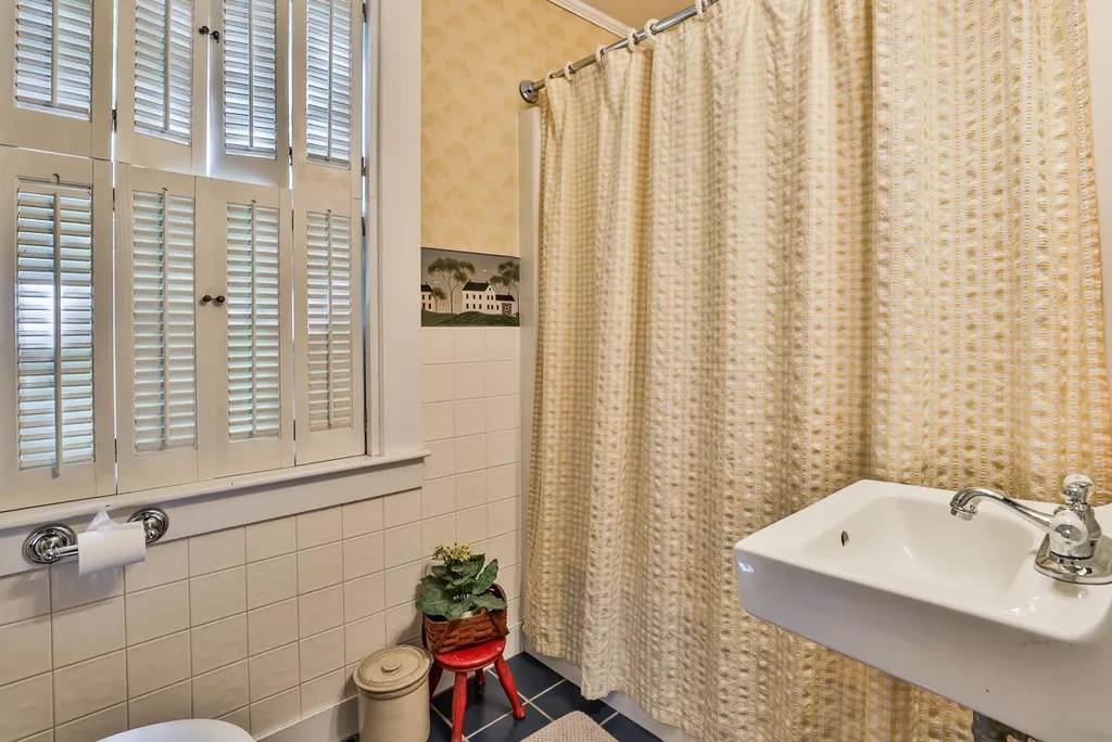 4 Van Dyke Road Hollis NH 03049