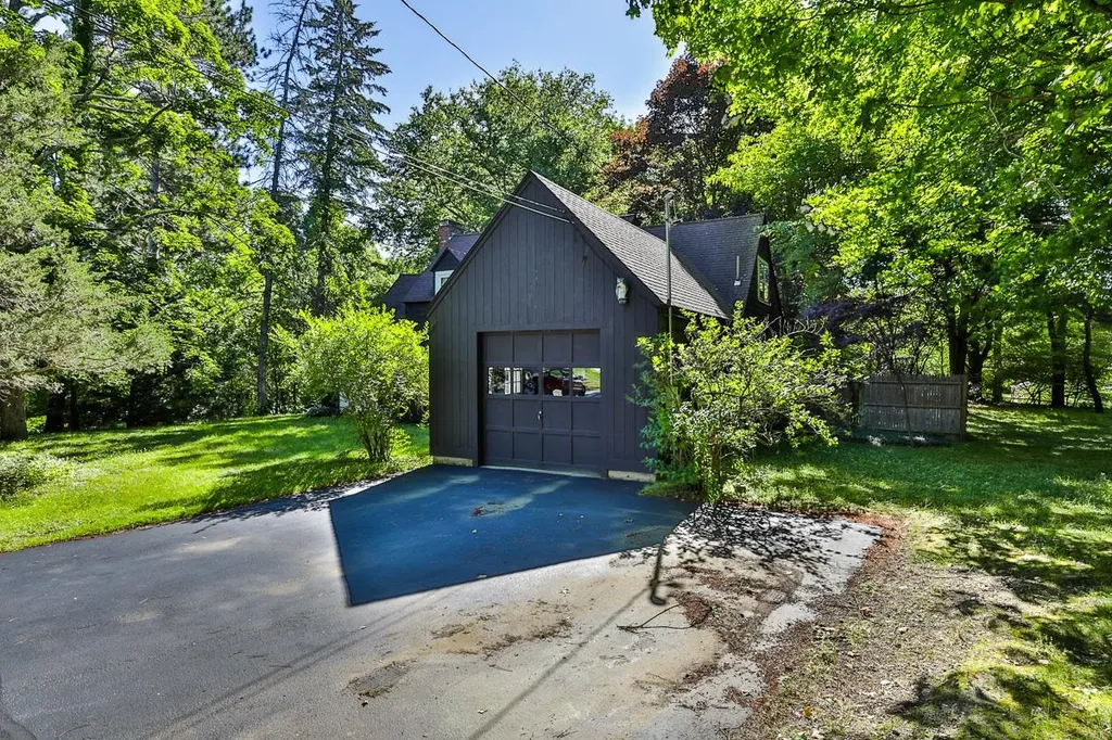 4 Van Dyke Road Hollis NH 03049