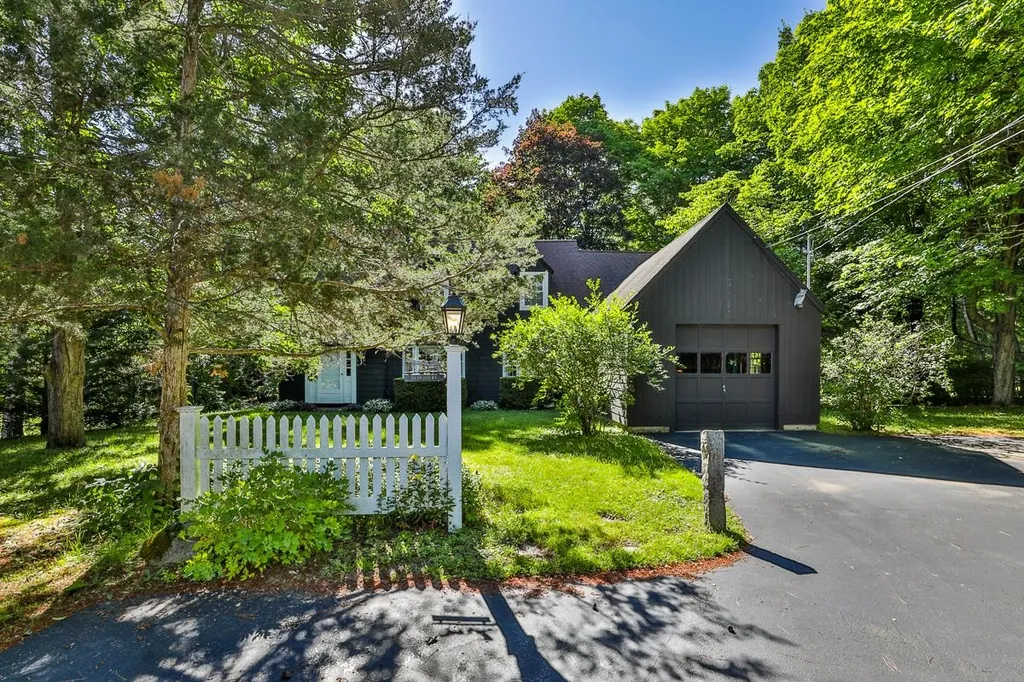 4 Van Dyke Road Hollis NH 03049