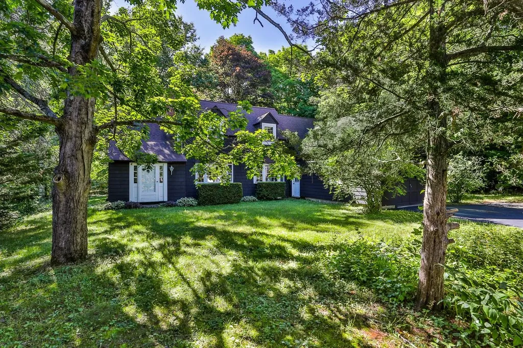 4 Van Dyke Road Hollis NH 03049