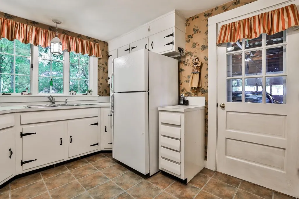 4 Van Dyke Road Hollis NH 03049