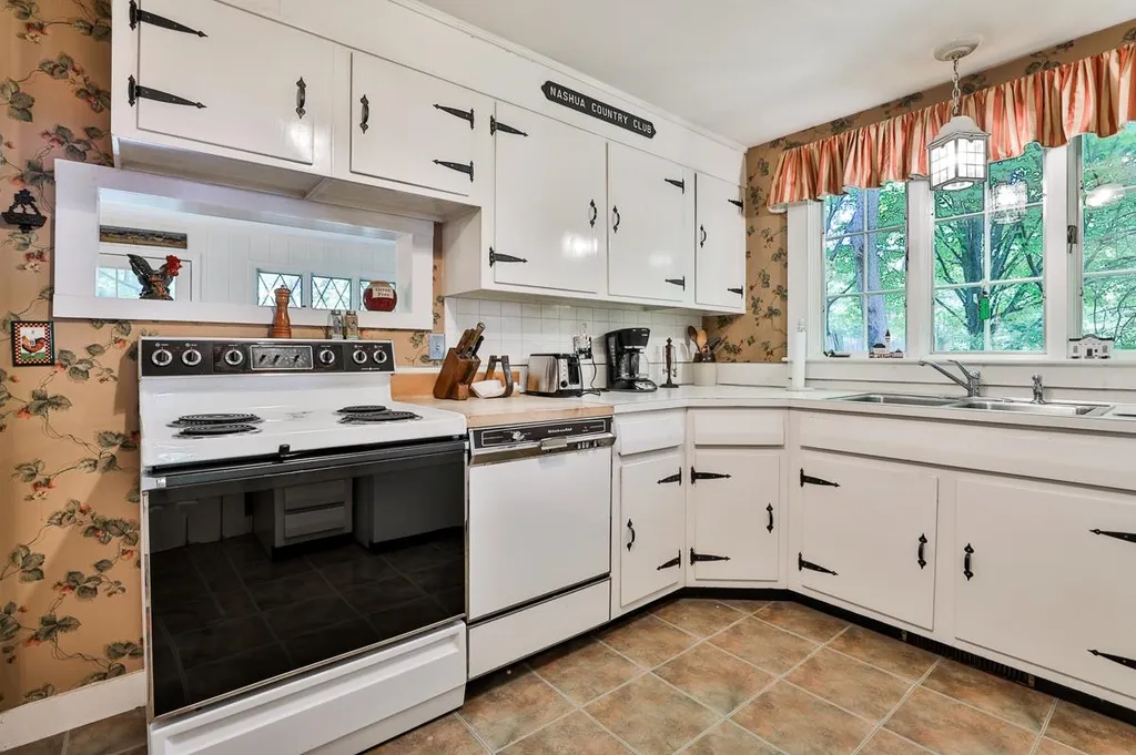 4 Van Dyke Road Hollis NH 03049