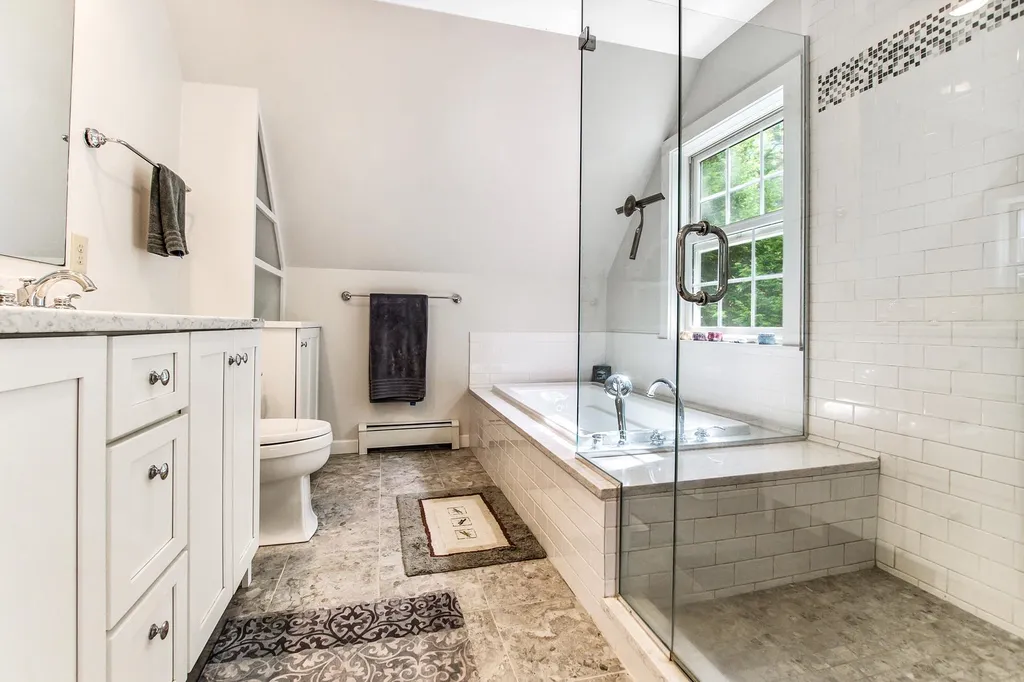 1043 Lakeshore Drive New London NH 03257