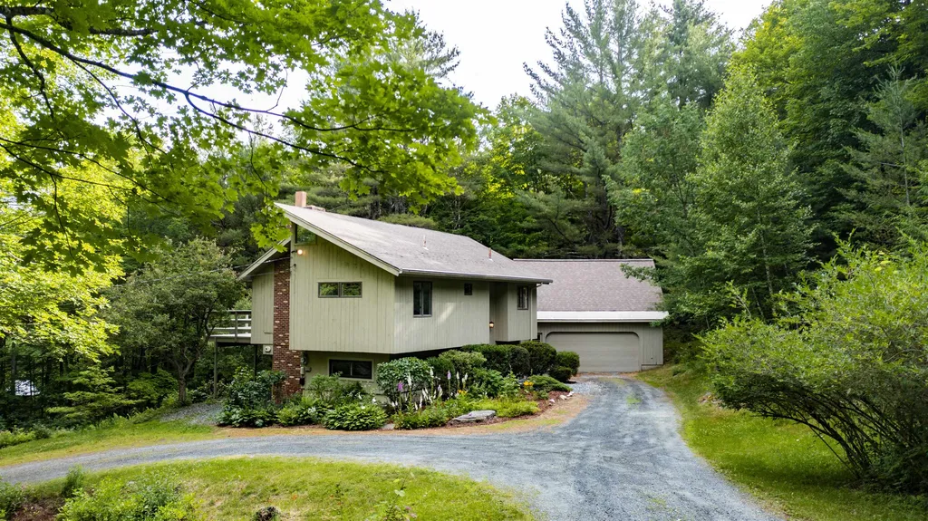 2405 Willard Road Hartford VT 05059