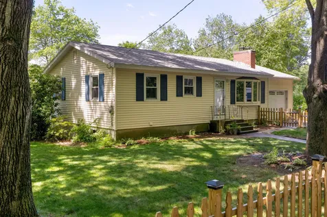 13 Thompson Avenue Hooksett NH 03106