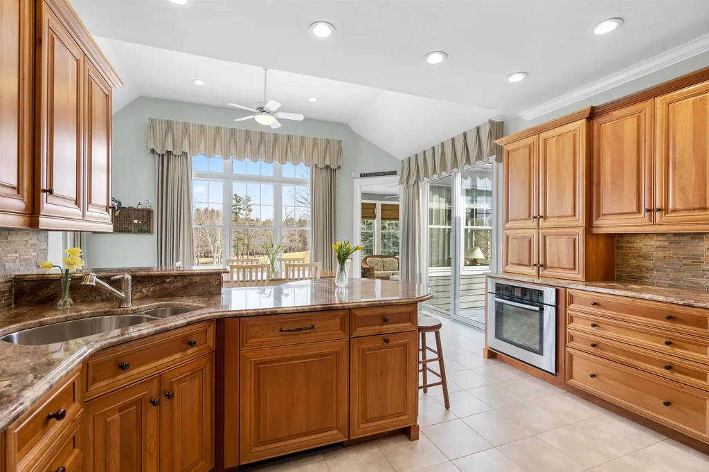 15 Freemans Way Hollis NH 03049
