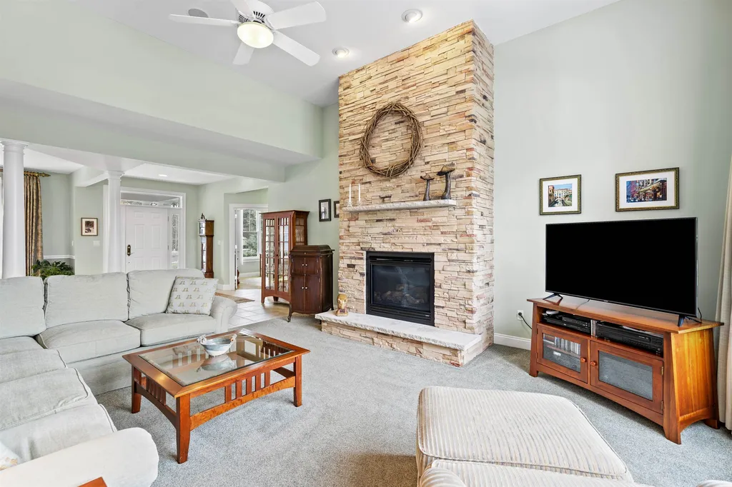 15 Freemans Way Hollis NH 03049