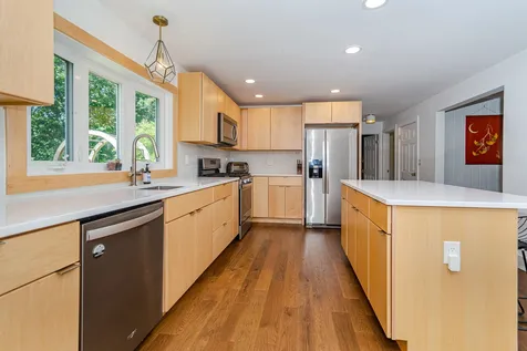 28 Tampa Street Nashua NH 03064