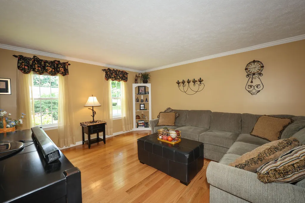 15 Grand Avenue Hudson NH 03051