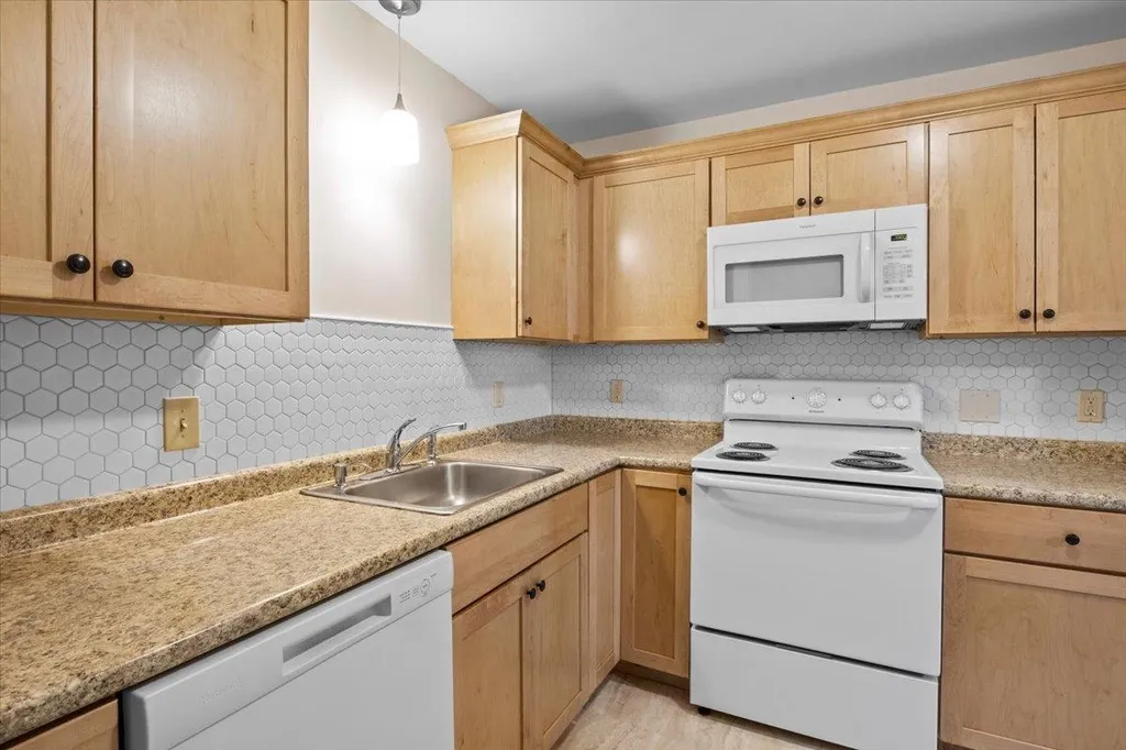 27 Hawthorne Circle South Burlington VT 05403