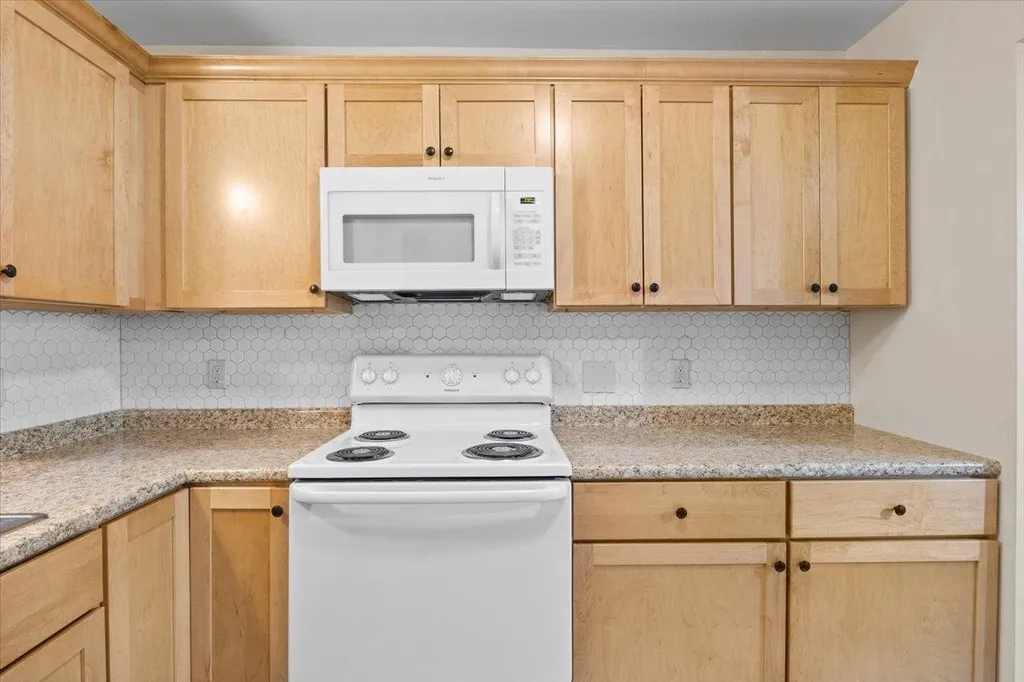 27 Hawthorne Circle South Burlington VT 05403