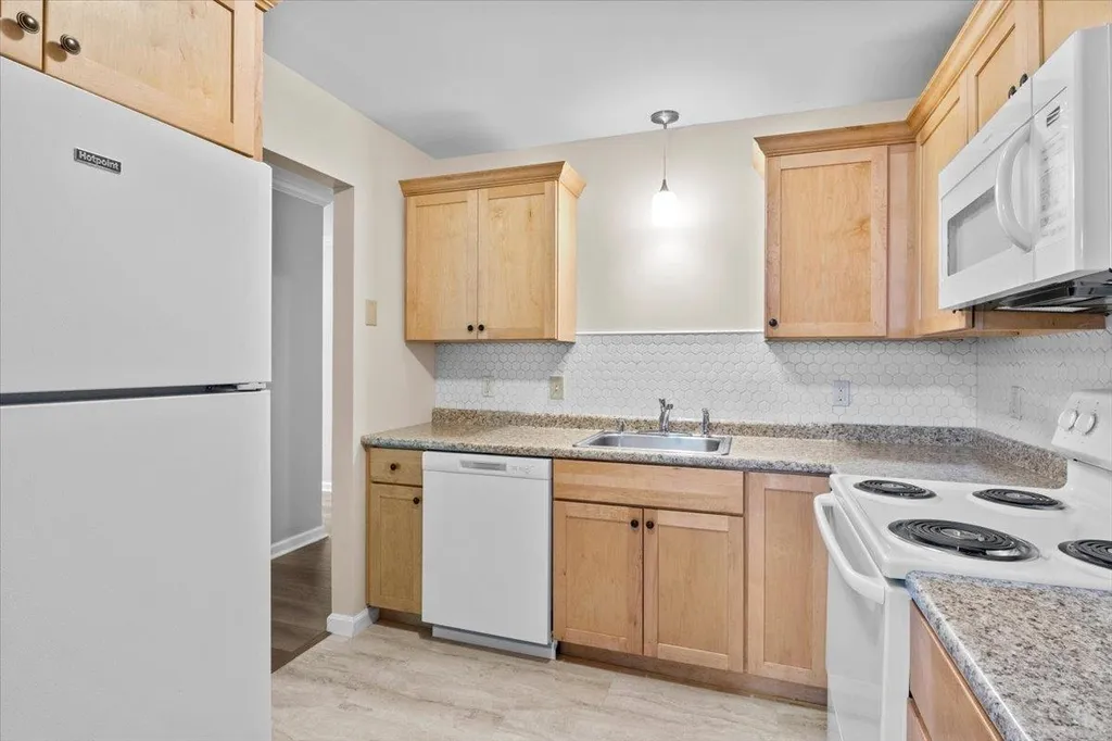 27 Hawthorne Circle South Burlington VT 05403