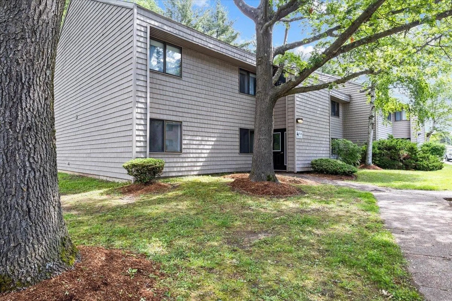 27 Hawthorne Circle South Burlington VT 05403