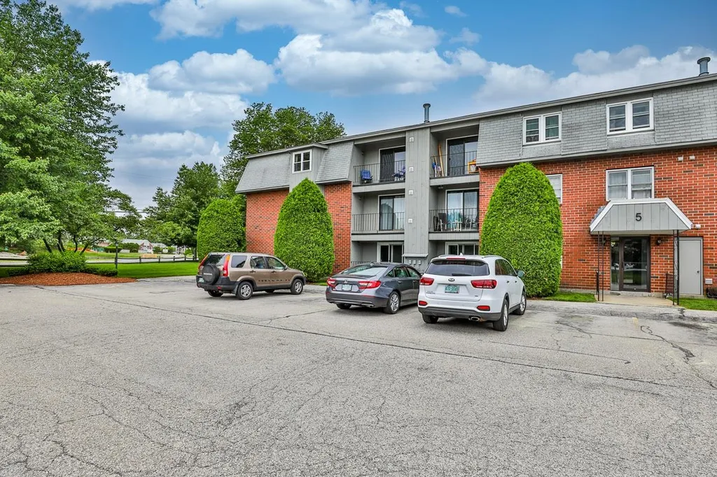 5 Blackstone Drive Nashua NH 03063