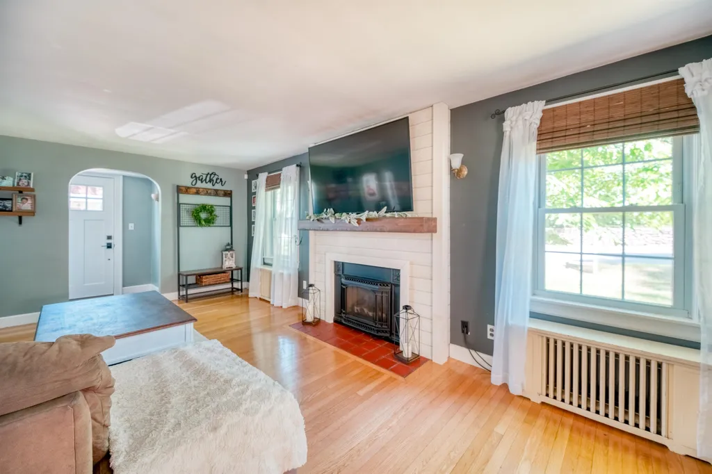 19 Boyd Road Derry NH 03038