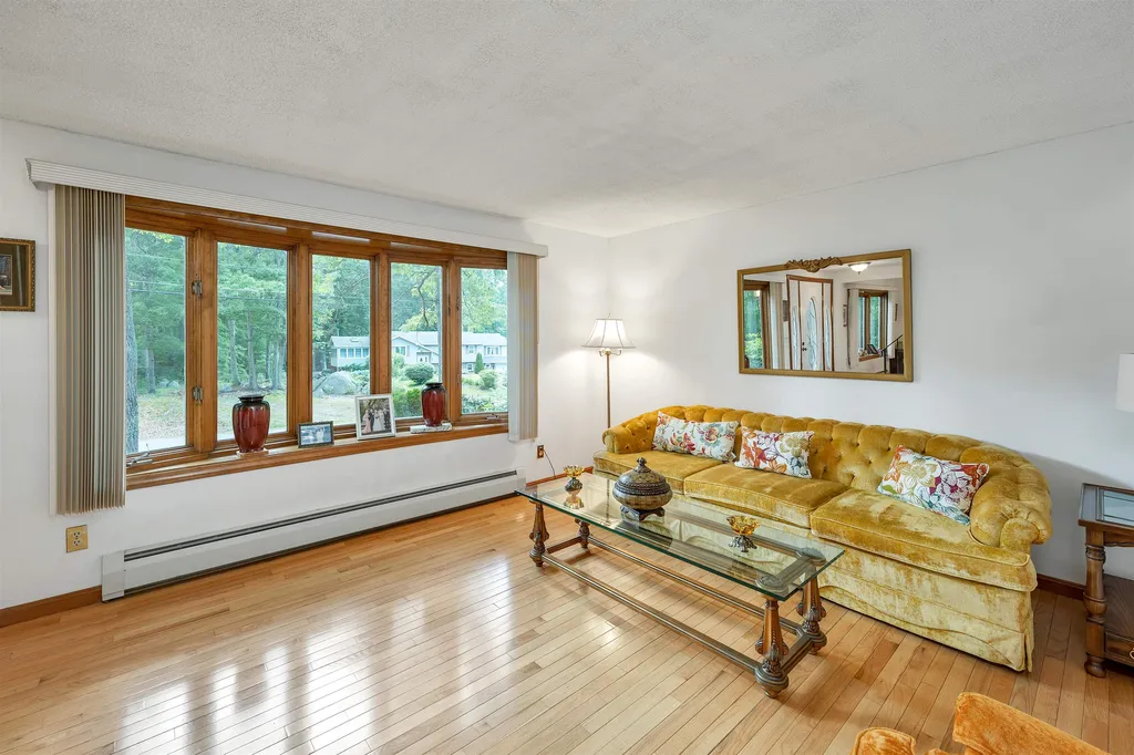 4 Lance Avenue Londonderry NH 03053