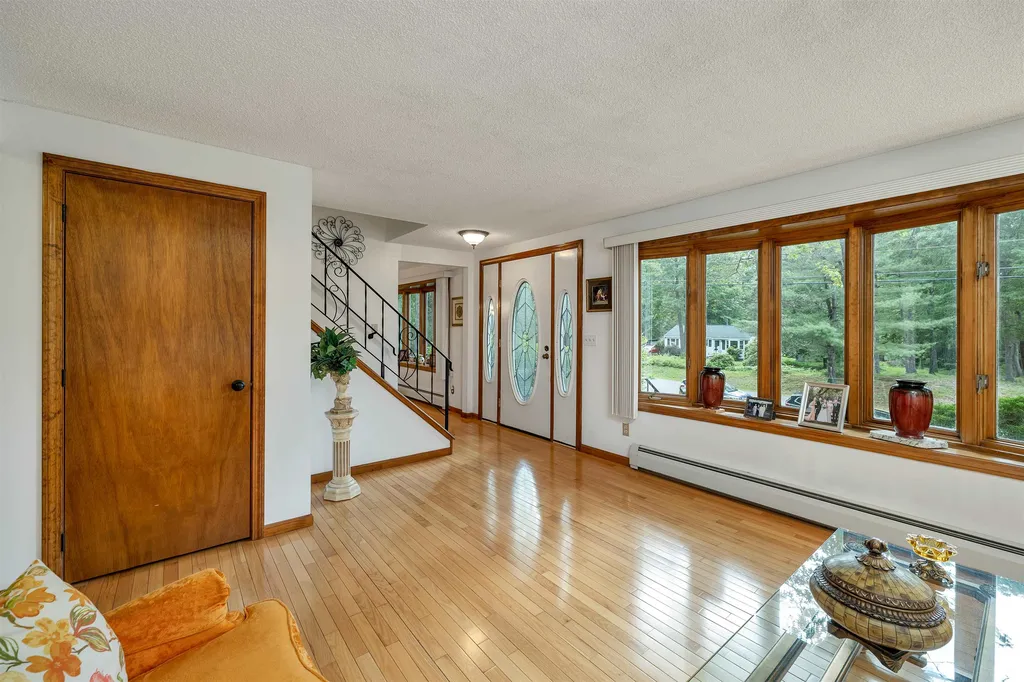 4 Lance Avenue Londonderry NH 03053