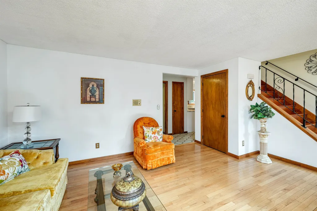 4 Lance Avenue Londonderry NH 03053