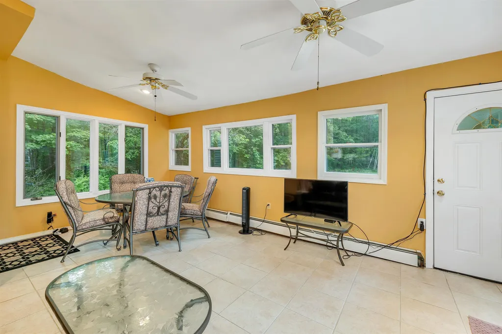 4 Lance Avenue Londonderry NH 03053