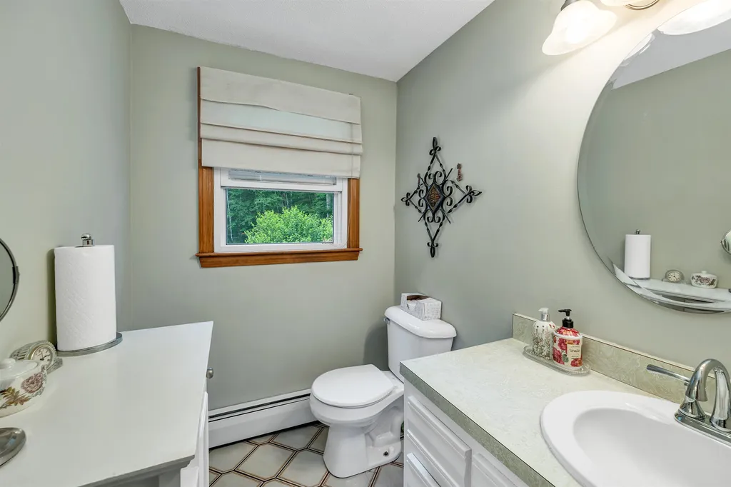 4 Lance Avenue Londonderry NH 03053