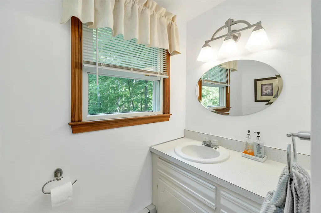 4 Lance Avenue Londonderry NH 03053