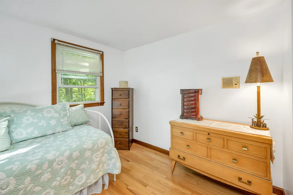 4 Lance Avenue Londonderry NH 03053