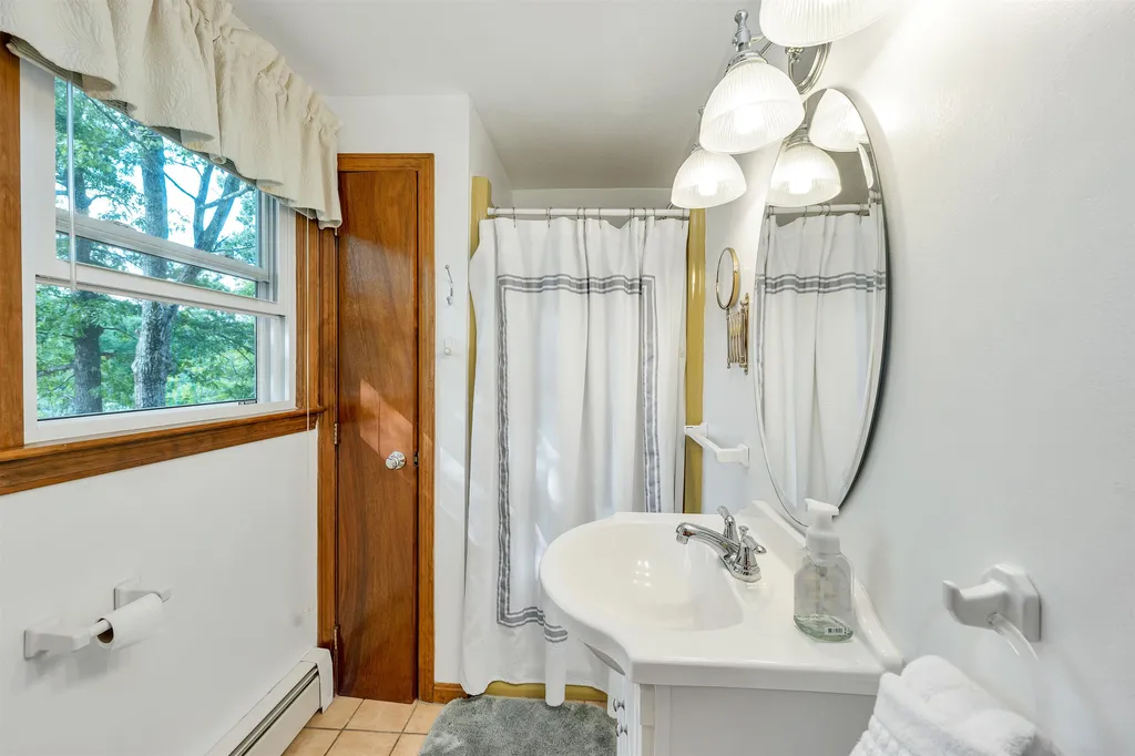 4 Lance Avenue Londonderry NH 03053