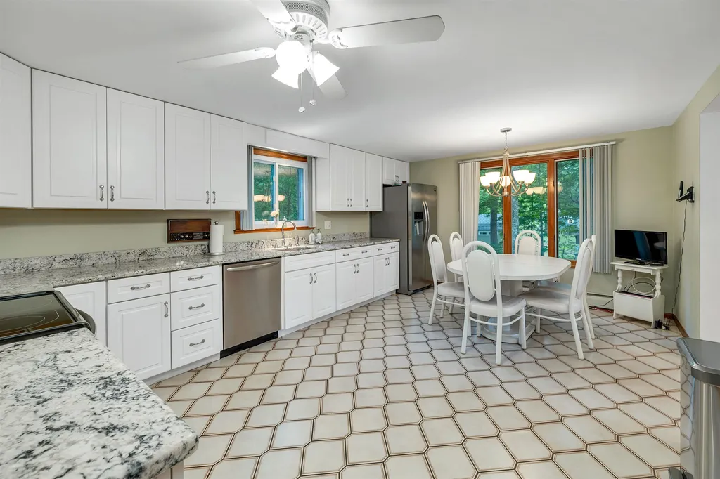 4 Lance Avenue Londonderry NH 03053