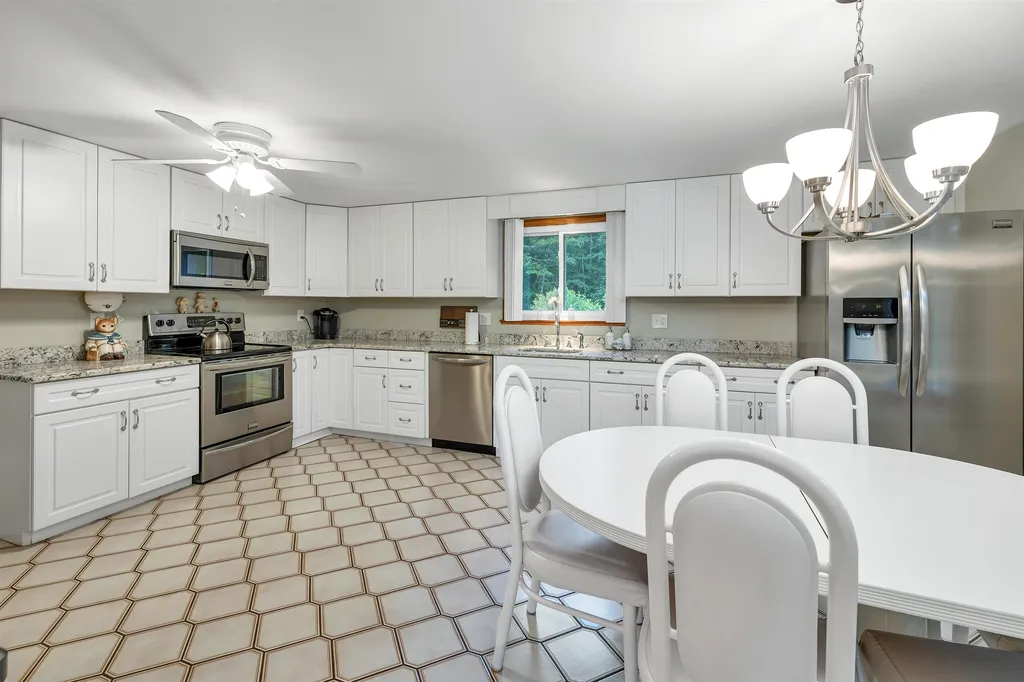 4 Lance Avenue Londonderry NH 03053