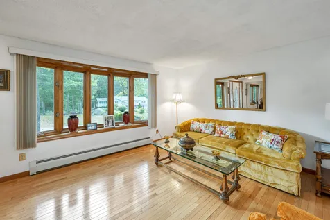4 Lance Avenue Londonderry NH 03053
