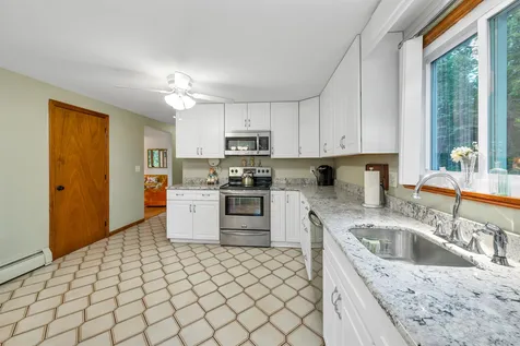 4 Lance Avenue Londonderry NH 03053