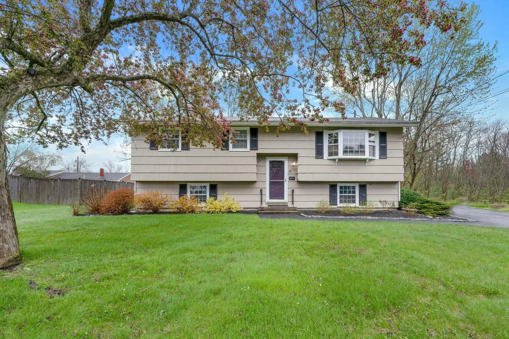 18 Woodgate Street Nashua NH 03063