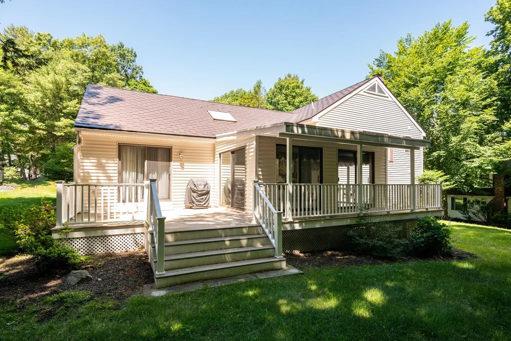17 Stowecroft Drive Hampton NH 03842